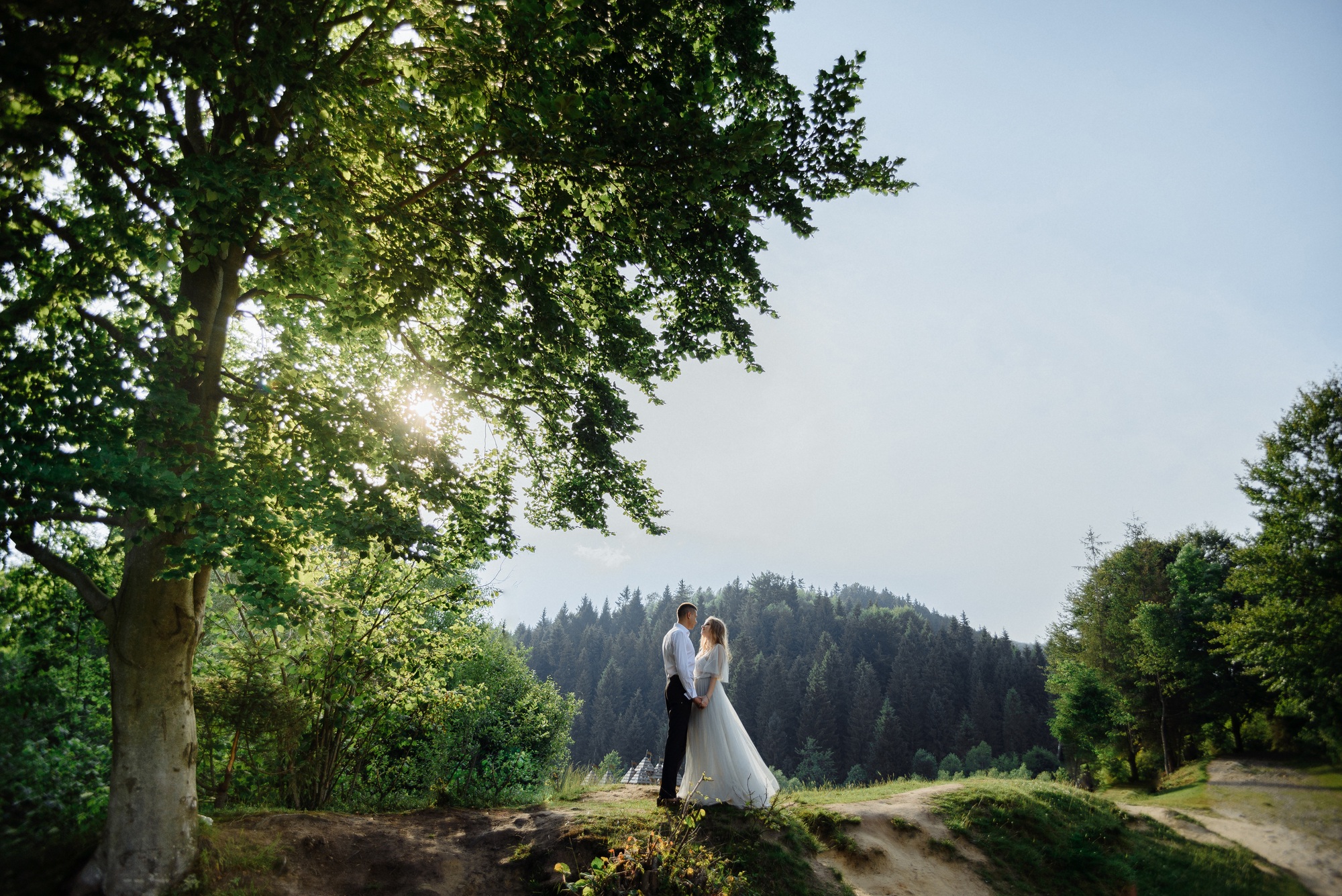 Photoshoot of a couple in love in the mountains.